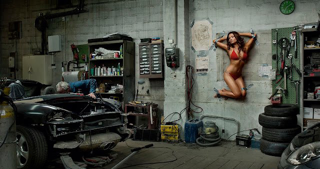 calendario-officina-donne-nude-donna-nuda-appesa (1)